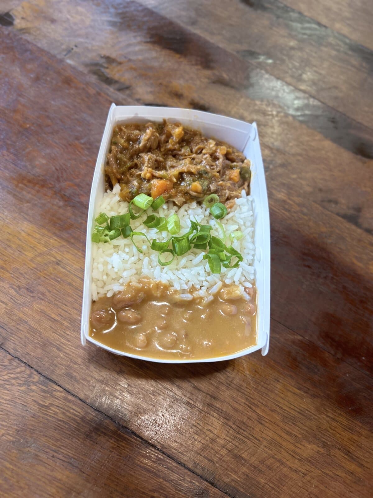 Marmita com arroz, feijão, carne de panela e legumes